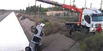 La camioneta siniestrada, cuando era rescatada por una grúa (C25N)