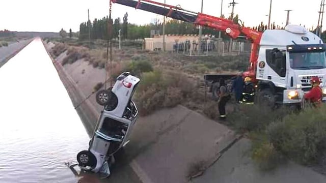 La camioneta siniestrada, cuando era rescatada por una grúa (C25N)