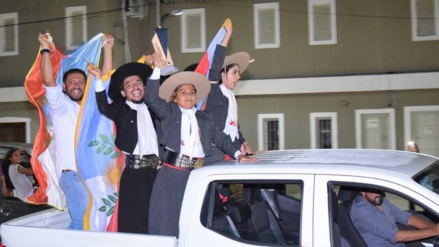 Integrantes de la Academía Municipal de Folclore "El Gaucho".