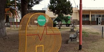 Instalaron un “Eco Corazón” para colectar tapitas plásticas en el ingreso al Hospital Eva Perón