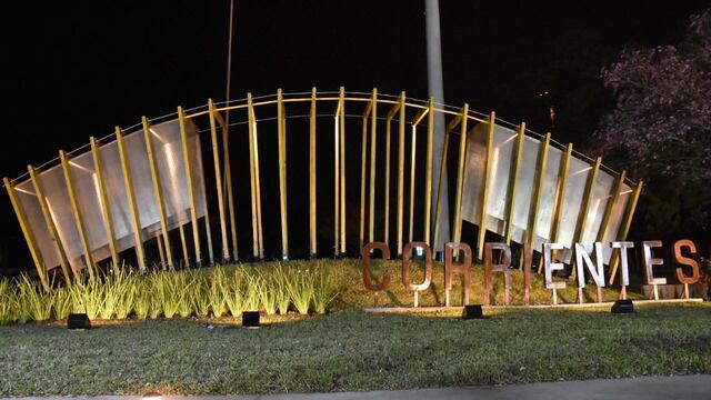 Monumento al chamamé.Ubicado en el Paseo Arazaty a metros de la Costanera General San Martín sobre el río Paraná.