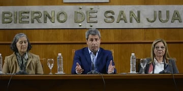 De izquierda a derecha: Cecilia Trincado Moncho (ministra de Educación), Sergio Uñac (Gobernador) y Marisa López (ministra de Hacienda).