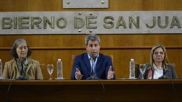 De izquierda a derecha: Cecilia Trincado Moncho (ministra de Educación), Sergio Uñac (Gobernador) y Marisa López (ministra de Hacienda).
