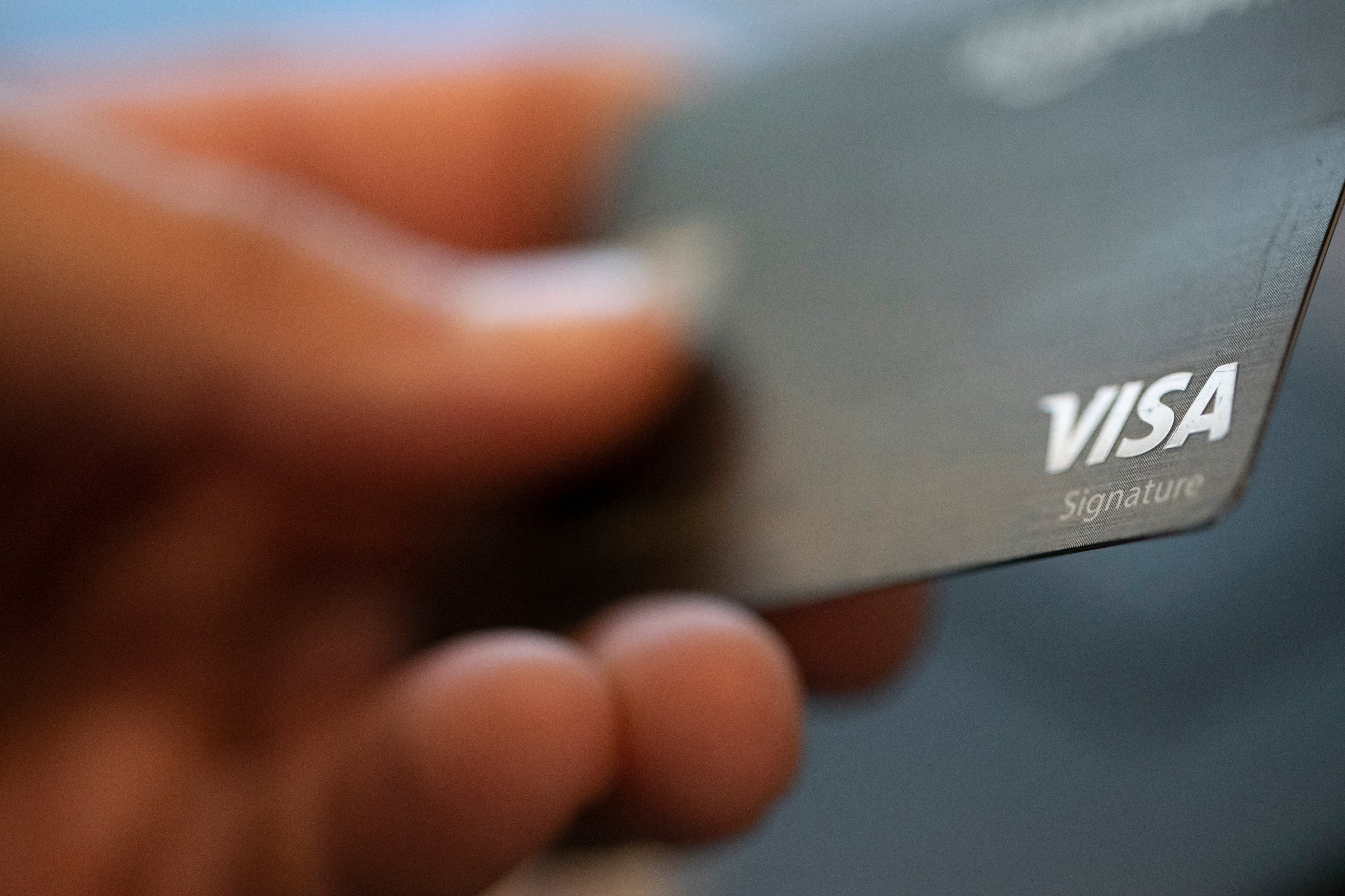 Al fallecer una persona, uno de los temas a tener en cuenta es el manejo de cuentas bancarias y tarjetas de crédito. (AP Foto/Jenny Kane, Archivo)