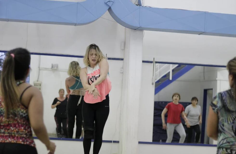 Es policía y da clases de Zumba gratis a los vecinos chubutenses: conocé a Leyla Amado