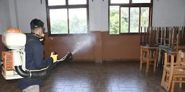 Operativos contra el dengue en Eldorado: se realizan operativos de fumigación en escuelas antes del inicio de clases.
