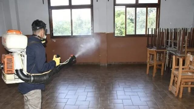 Operativos contra el dengue en Eldorado: se realizan operativos de fumigación en escuelas antes del inicio de clases.