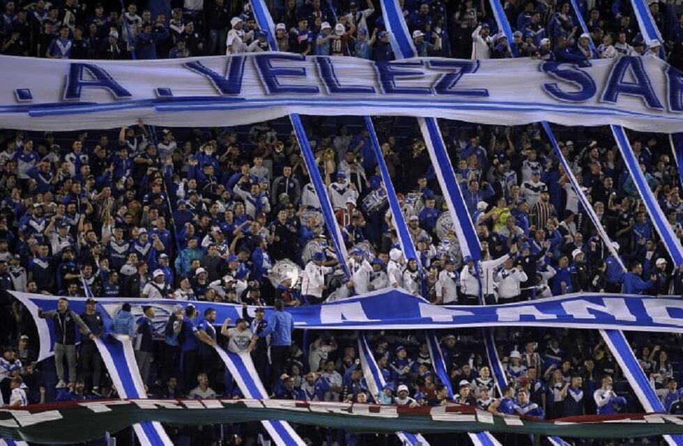Violencia inusitada: la barra brava de Vélez entró por la fuerza a la práctica y apretó al plantel