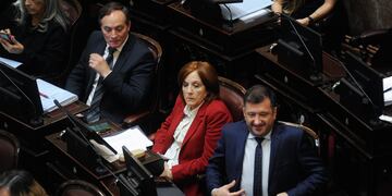 Edgardo Kueider en su banca de senador junto a Alejandra Vigo y "Camau" Espínola (Foto: Federico López Claro)