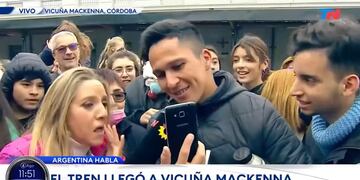 Federico aprovechó los móviles para pedirle casamiento a su novia.