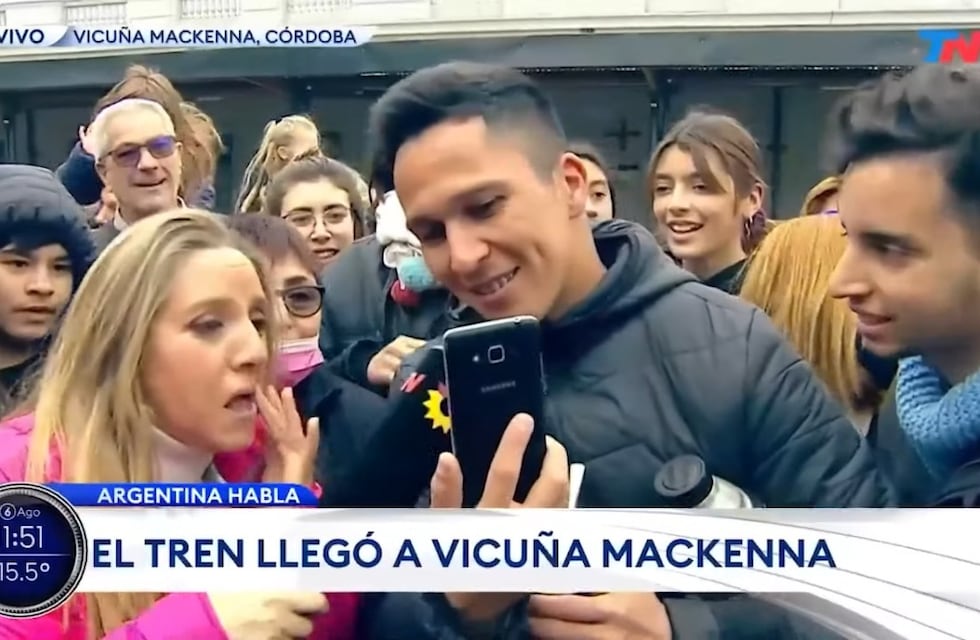 En un móvil de televisión, un joven de Vicuña Mackenna le pidió casamiento a su novia
