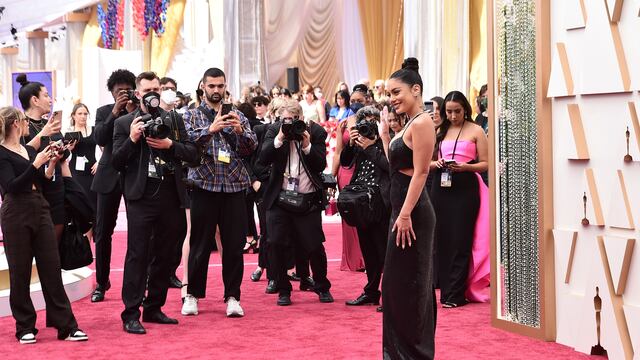 Sofia Carson en la alfombra roja. (AP)