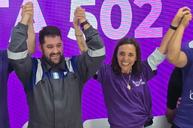 El festejo de Alfredo Gonzáles y Bárbara Andreussi celebrando el triunfo que los convirtió en diputados nacionales electos por la alianza La Libertad Avanza en Jujuy.