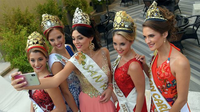 Reina de San Rafael con otras soberanas al cetro Nacional.