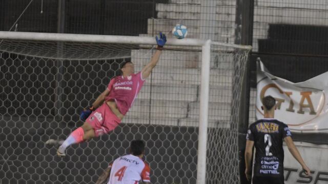 Vuela el Loco Carranza y salva a un Instituto, que sigue con vida y va por más.