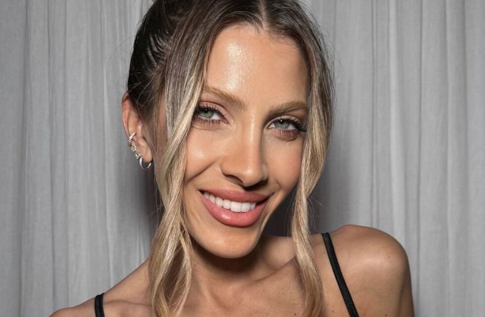 Con un jugado escote y sin ropa interior, Cande Ruggieri lució un vestido de gala lleno de brillos