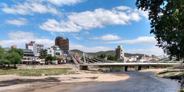 Puente Centenario de Villa Carlos Paz. Primeros días de diciembre 2020. (Foto: VíaCarlosPaz).