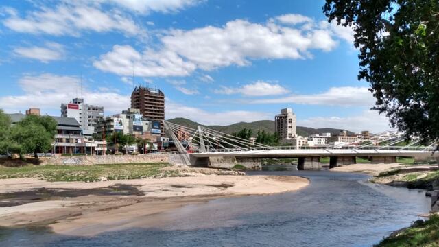 Puente Centenario de Villa Carlos Paz. Primeros días de diciembre 2020. (Foto: VíaCarlosPaz).