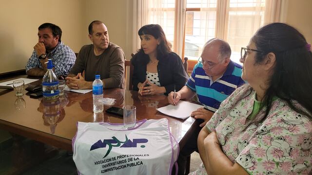 La dirigencia de APUAP en la asamblea general de afiliados donde presentó un informe de las audiencias mantenidas con el Poder Ejecutivo Provincial.