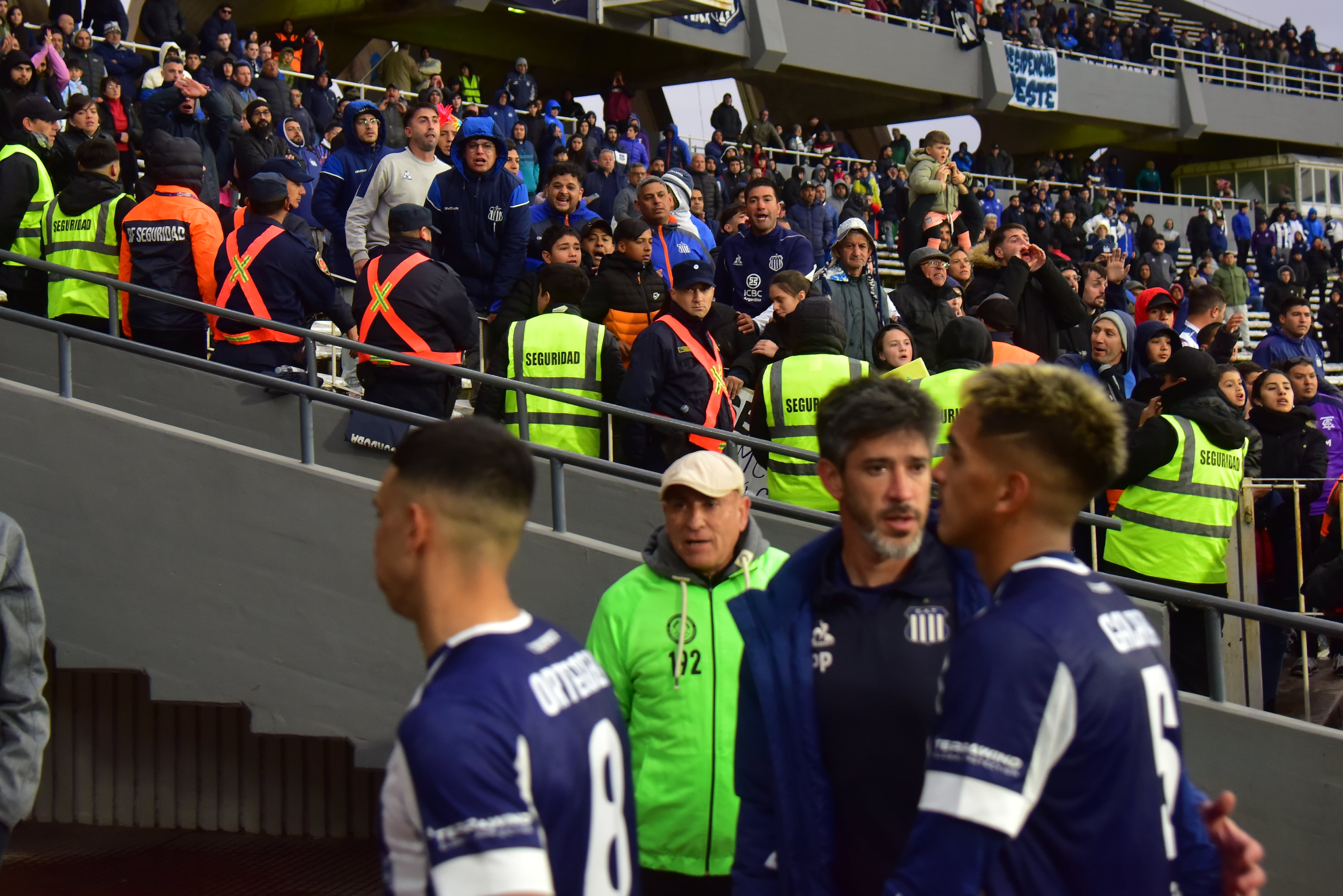 La tristeza de los jugadores de Talleres luego de la caída 0-1 ante Riestra en el Kempes. (Ramiro Pereyra / La Voz)