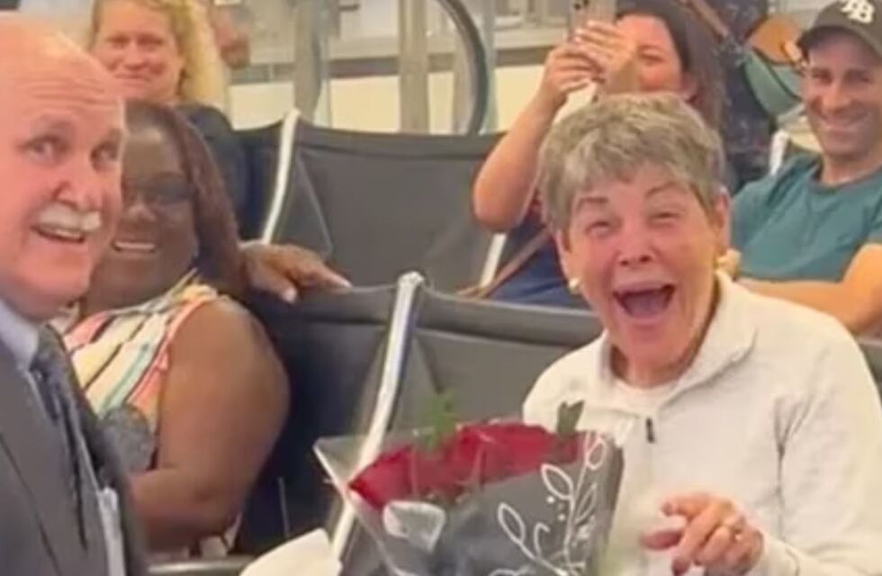 El video más hermoso que vas a ver hoy: se reencontró con su novia de la secundaria tras 60 años y le propuso matrimonio