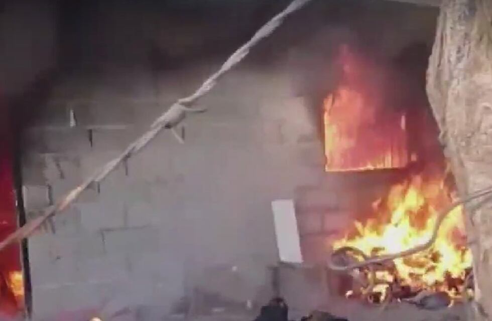 Drama en Córdoba: una vivienda ardió en llamas y la madre de casa logró salvar a sus cinco hijos