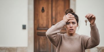 Qué dice la psicología de las personas que revisan 2 veces si cerraron la puerta