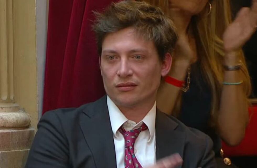 ¡Irreconocible! El increíble cambio físico de Santiago Caputo en 9 meses del gobierno de Javier Milei