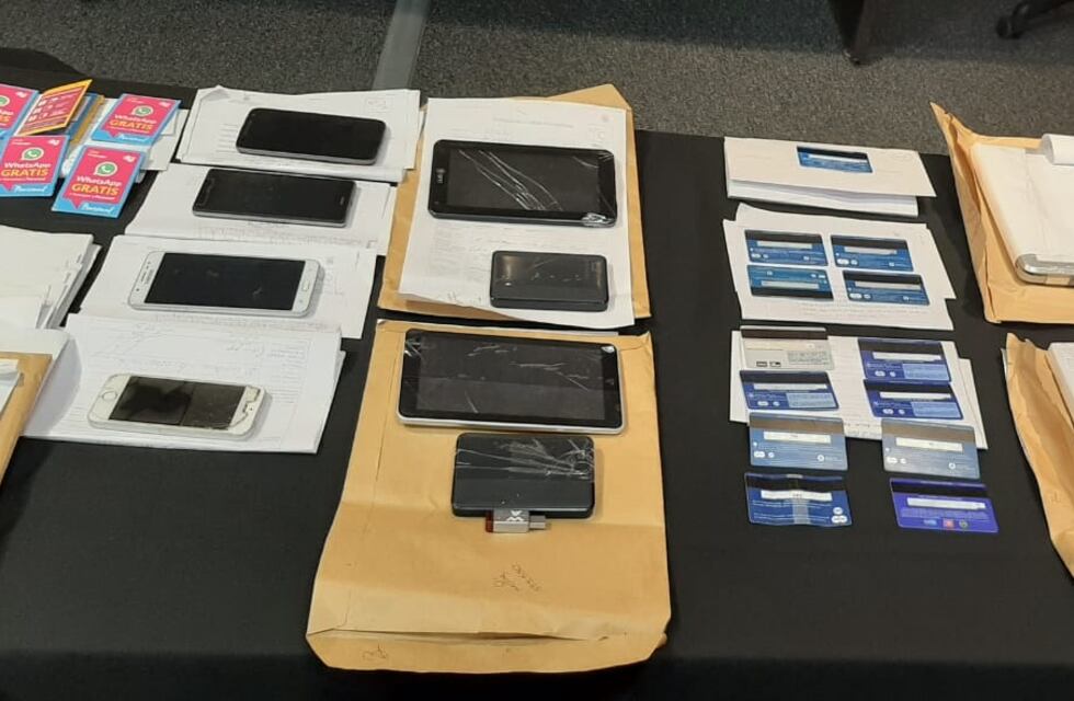 Detienen a una mujer con 40 tarjetas en un cajero y $150.000