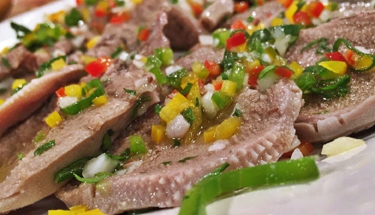 Lengua a la vinagreta: el clásico de la mesa navideña argentina. (Foto Pinterest)