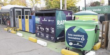 En la playa de Estacionamiento del Mendoza Plaza Shopping y en el Polideportivo Nicolino Locche se instalaron nuevos contenedores de residuos secos reciclables. Gentileza MG