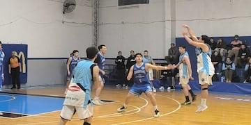 Ateneo le ganó de visitante a Argentino y sigue invicto en el segundo tramo del torneo de Segunda. (Foto: Gente de Básquet).