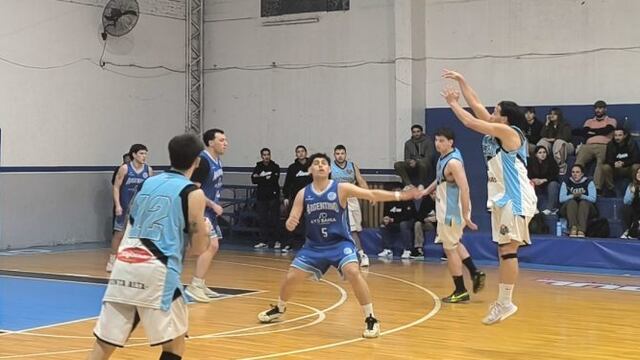 Ateneo le ganó de visitante a Argentino y sigue invicto en el segundo tramo del torneo de Segunda. (Foto: Gente de Básquet).