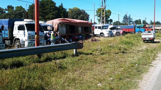 Camioneros autoconvocados continúan con el paro en la intersección de la Ruta 3 y 228.