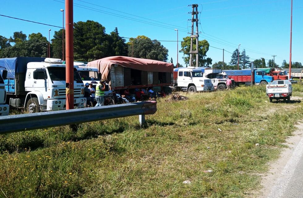 Camioneros autoconvocados continúan con el paro en la intersección de la Ruta 3 y 228