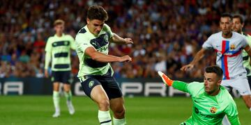 El delantero cordobés, ex River, fue titular y marcó el primer gol del Manchester City en el empate 3-3 con el Barcelona.