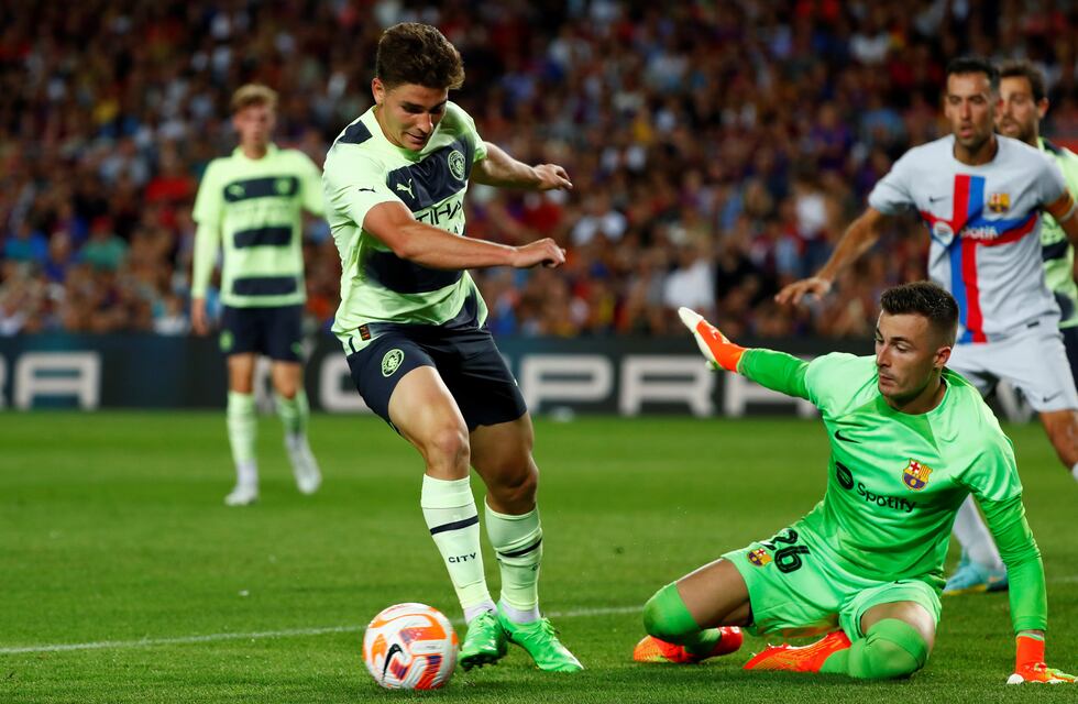 El Manchester City de Julián Álvarez empató con el Barcelona con aporte goleador de la “Araña”