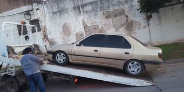 Retuvieron un auto: quien manejaba lo hacía sin carné, seguro y el vehículo no tenía patente