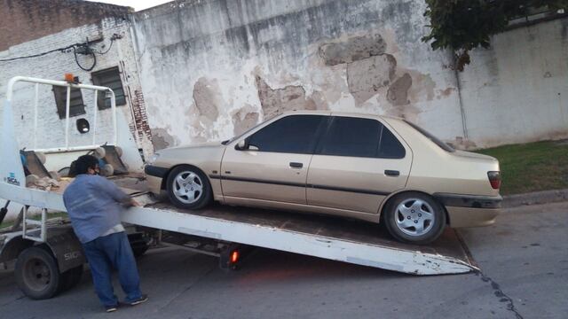 Retuvieron un auto: quien manejaba lo hacía sin carné, seguro y el vehículo no tenía patente