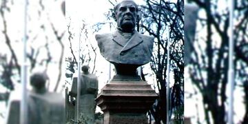 El busto fue colocado en un lugar desfavorable, y no tiene siquiera una placa indicando quién es.