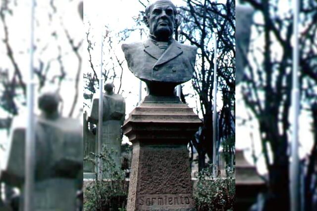 El busto fue colocado en un lugar desfavorable, y no tiene siquiera una placa indicando quién es.