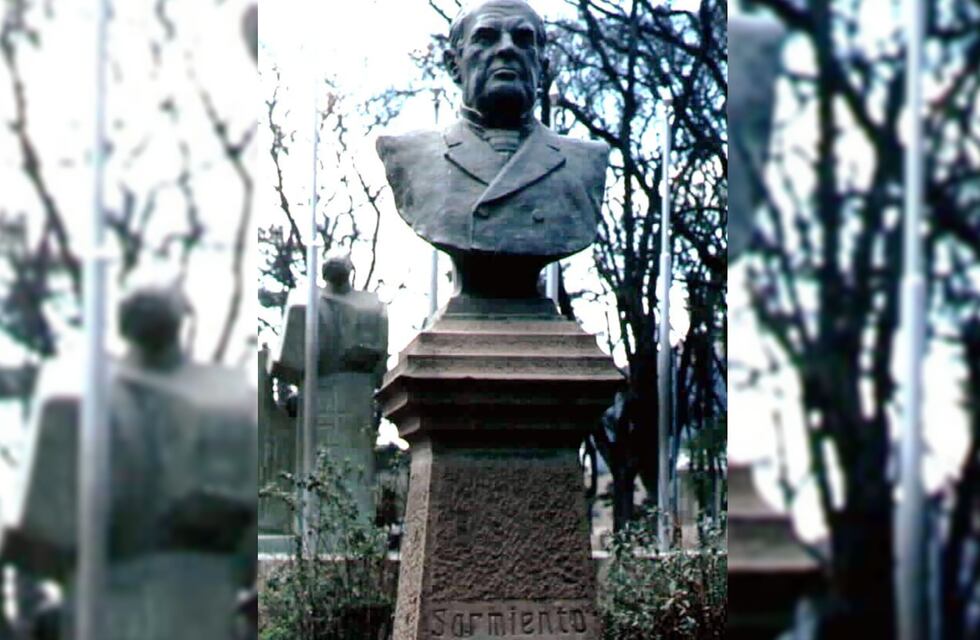 Vecinos salteños reclaman la reubicación de un busto de Sarmiento en estado de abandono