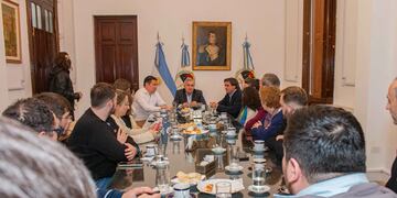 El gobernador Gerardo Morales dialogó con la comitiva bonaerense acerca de los diferentes proyectos que buscan modernizar a matriz productiva de Jujuy .