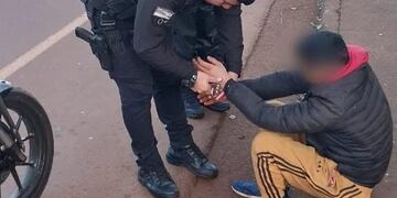 Detienen a un hombre por robar cables de un poste de luz en Montecarlo.