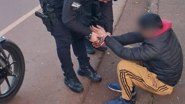 Detienen a un hombre por robar cables de un poste de luz en Montecarlo.