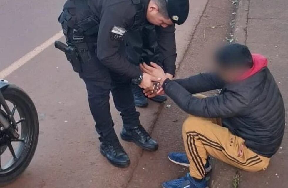 Detienen a un hombre por robar cables de un poste de luz en Montecarlo
