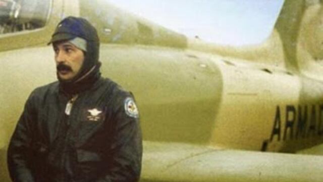 Owen Crippa junto con su AirMacchi