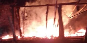 Presunto aguantadero se incendió por completo en Eldorado.