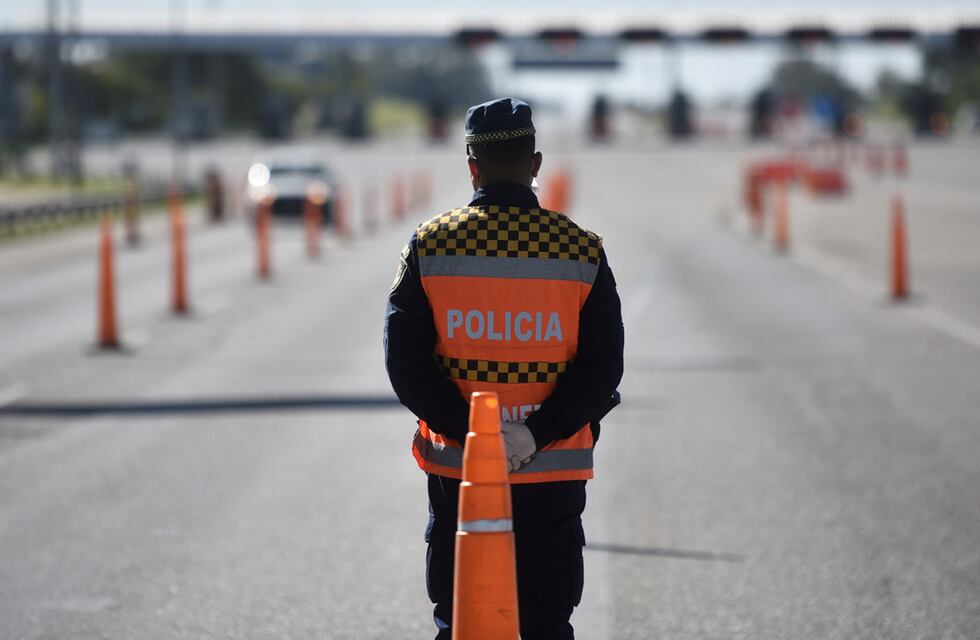 Insólito: detuvieron a un joven tras ponerse un cono de la Policía Caminera como sombrero