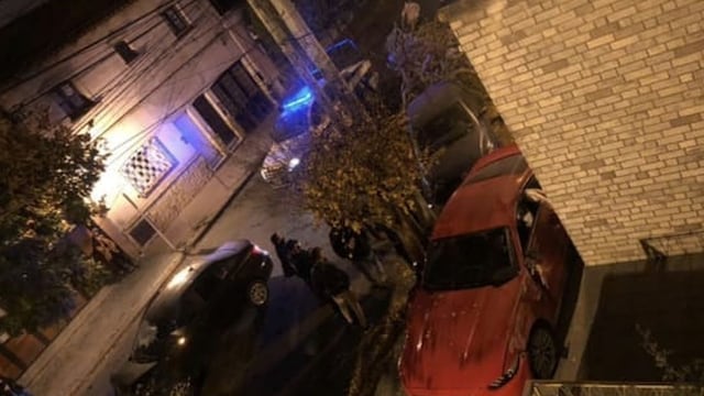 Uno de los autos terminó incrustado en una casa.